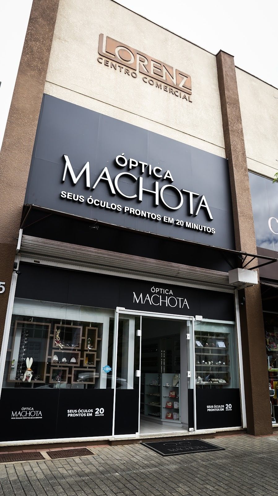 Fachada da Óptica Machota com o letreiro Seus óculos prontos em 20 minutos